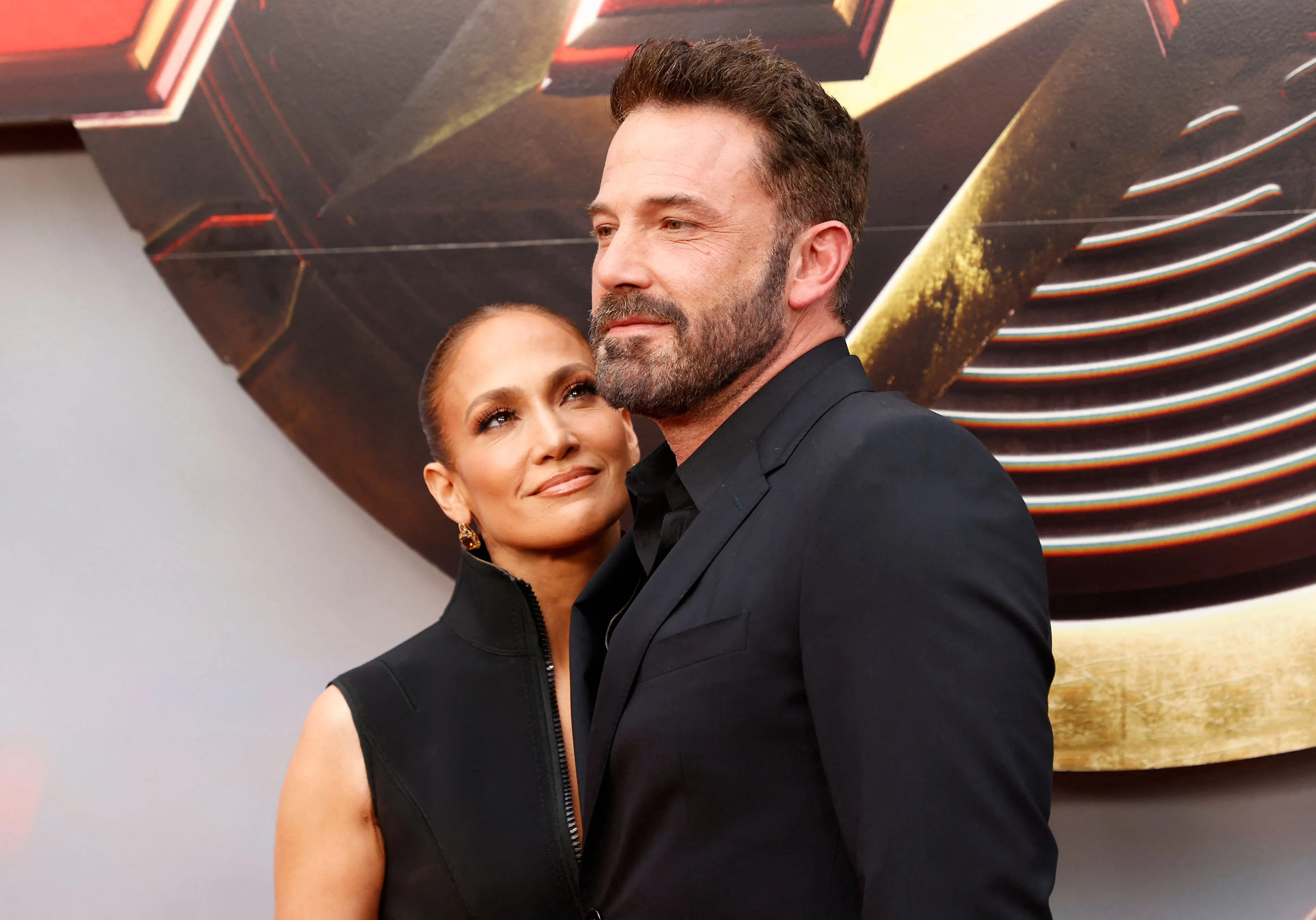 Jennifer Lopez looking at Ben Affleck.