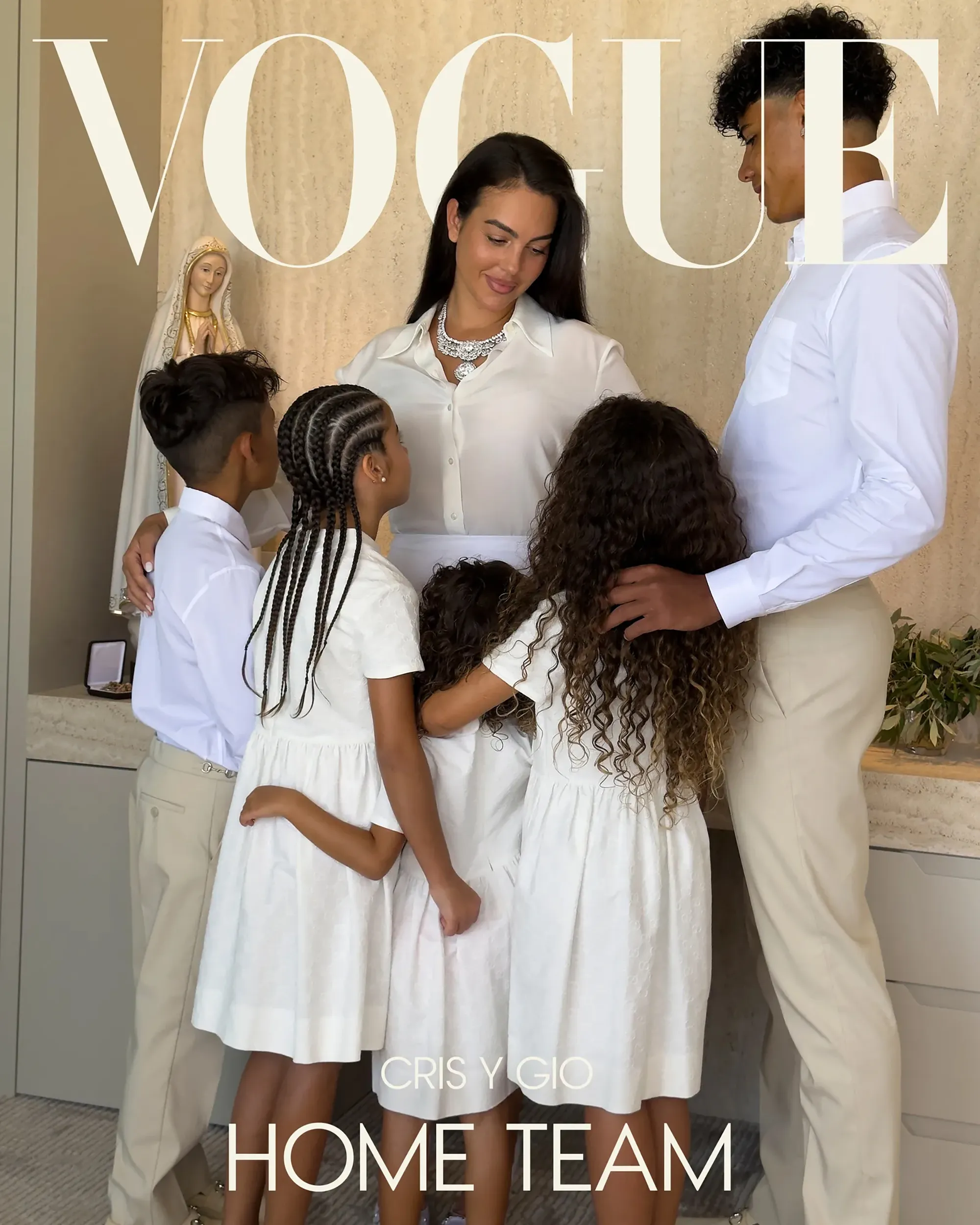 Georgina Rodríguez and Cristiano Ronaldo with their four children, all dressed in white, for a Vogue cover.