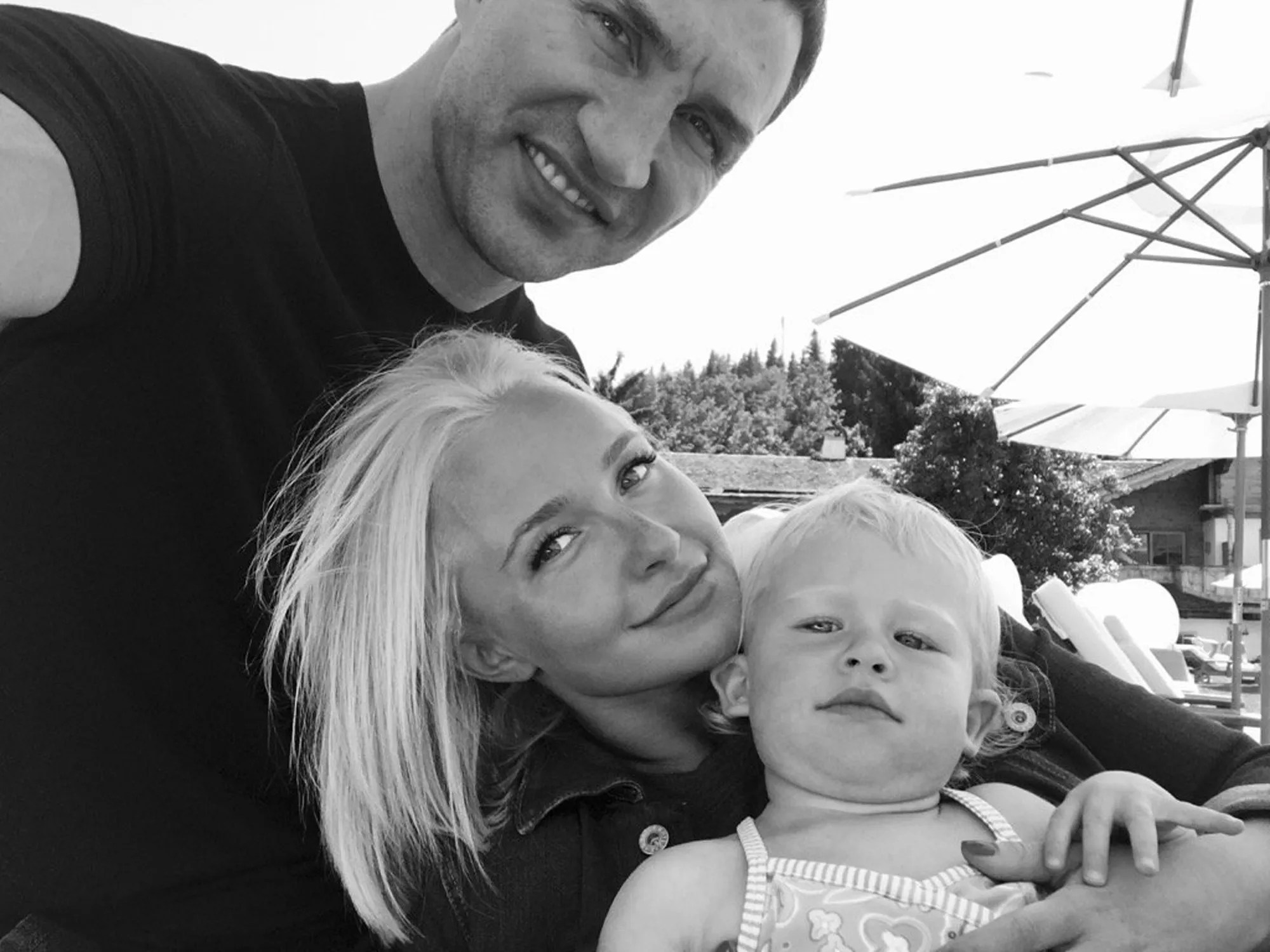 Black and white photo of Hayden Panettiere, Wladimir Klitschko, and their daughter.