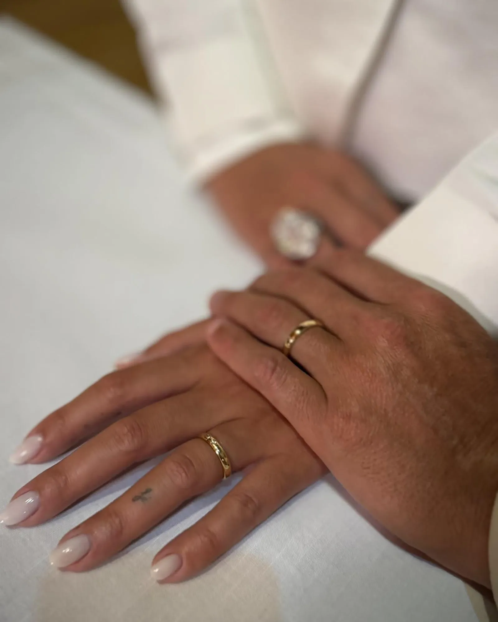 Hands of Cristiano Ronaldo and Georgina Rodríguez with wedding bands.