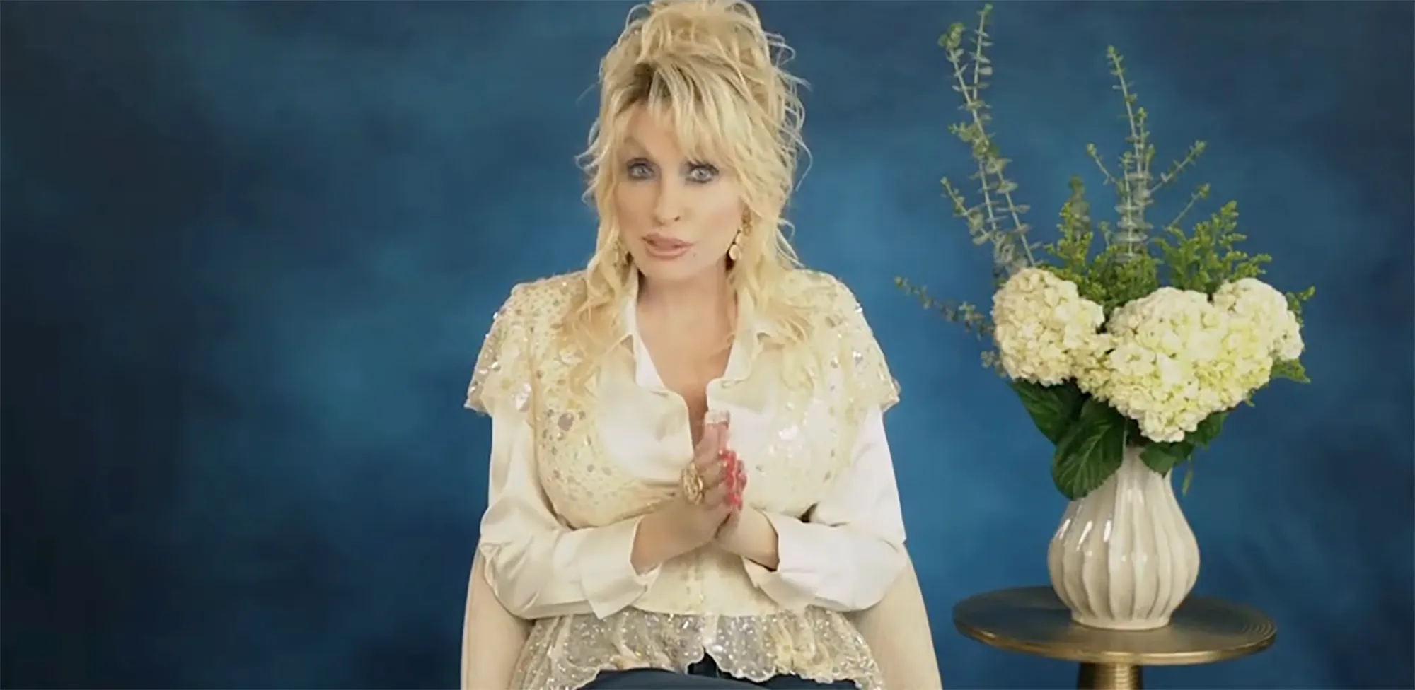 Dolly Parton accepting an ACM Award.