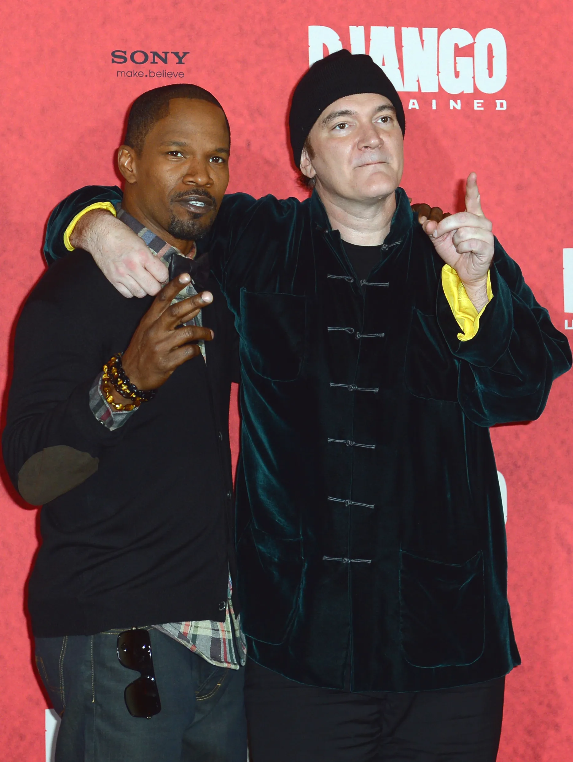 Jamie Foxx and Quentin Tarantino pose for a photo.