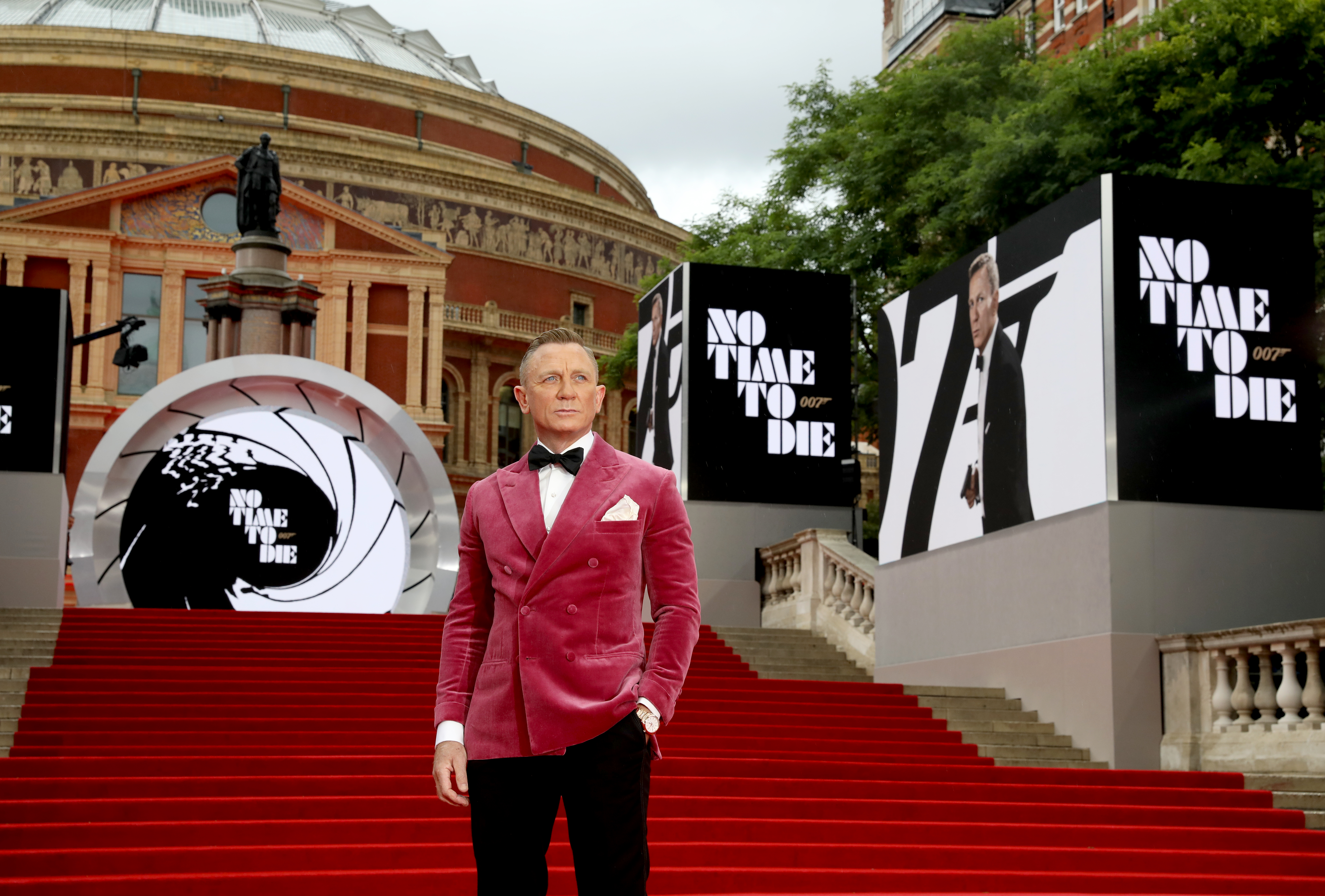 Daniel Craig attends the World Premiere of "NO TIME TO DIE" at the Royal Albert Hall on September 28, 2021 in London, England