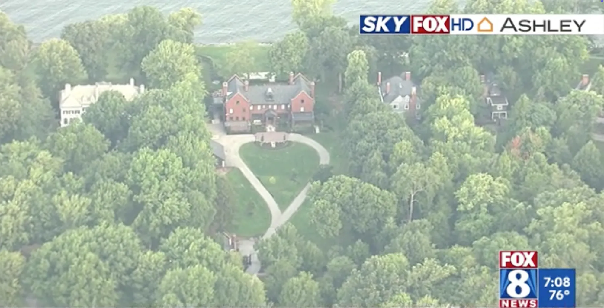 Aerial view of a large brick house surrounded by trees with a heart-shaped driveway, reportedly Taylor Swift and Travis Kelce
